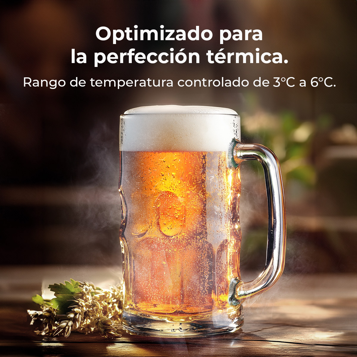 Un vaso de cerveza con espuma y lúpulo en mesa de madera, a 3-6°C.