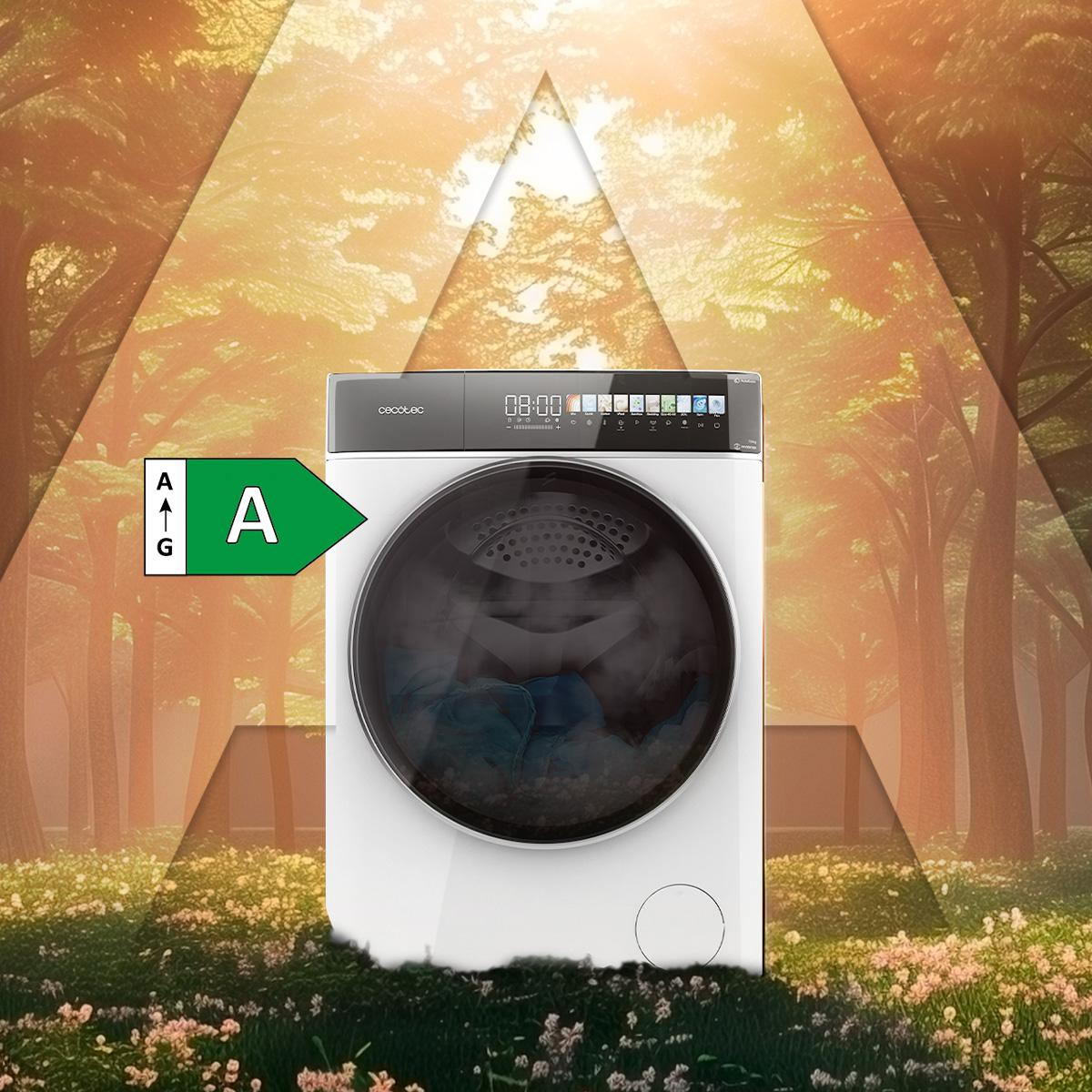 Una lavadora blanca con clase de eficiencia energética A está en un claro del bosque.