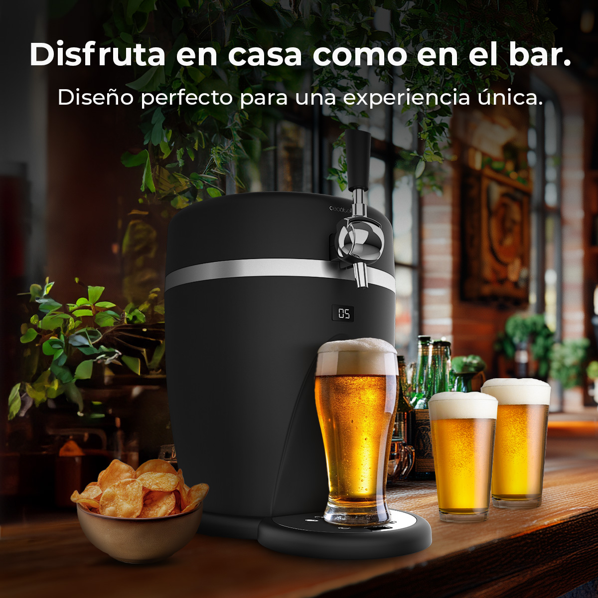 Un dispensador de cerveza negro con tres vasos de cerveza y un bol de patatas.