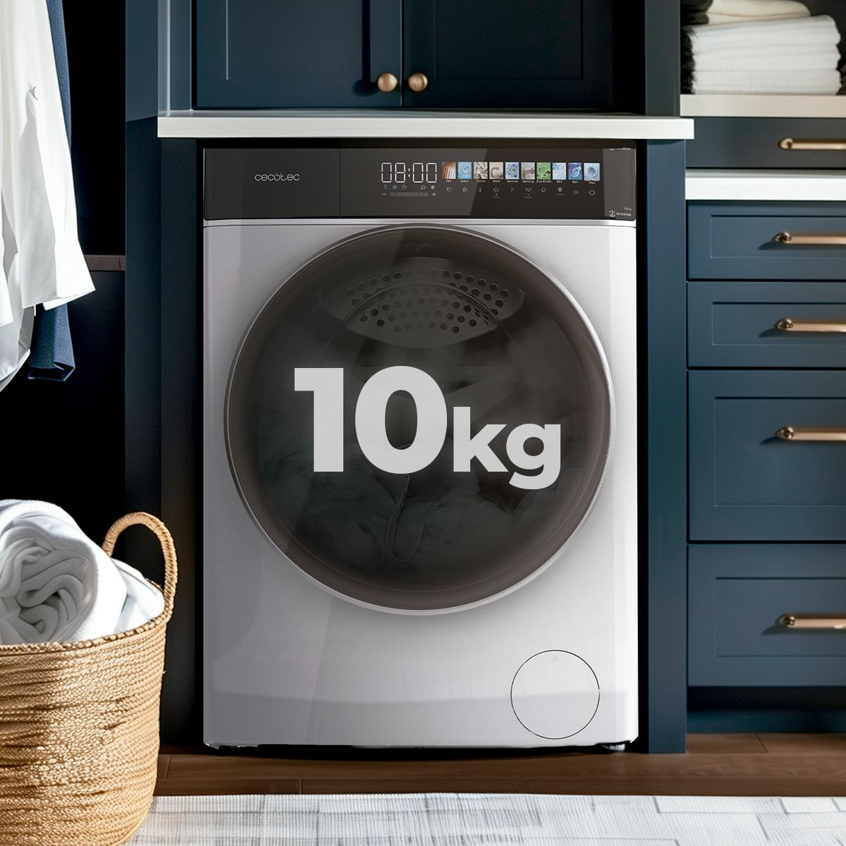 Una lavadora blanca de 10 kg de capacidad está en un cuarto de lavado.