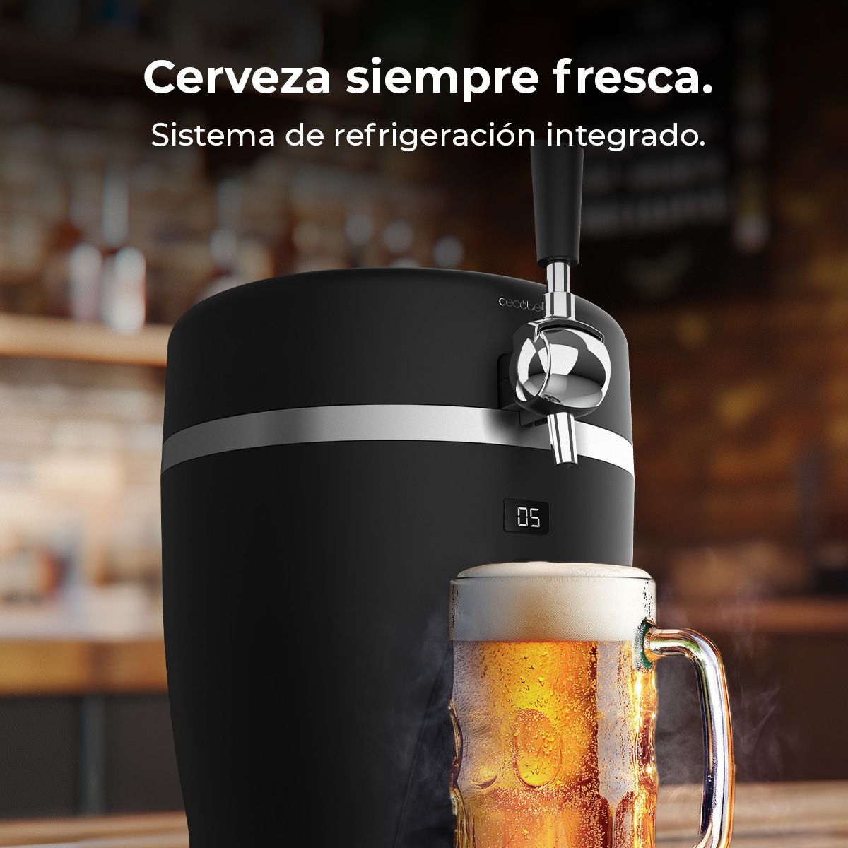 Un dispensador de cerveza negro con grifo junto a una jarra de cerveza llena.