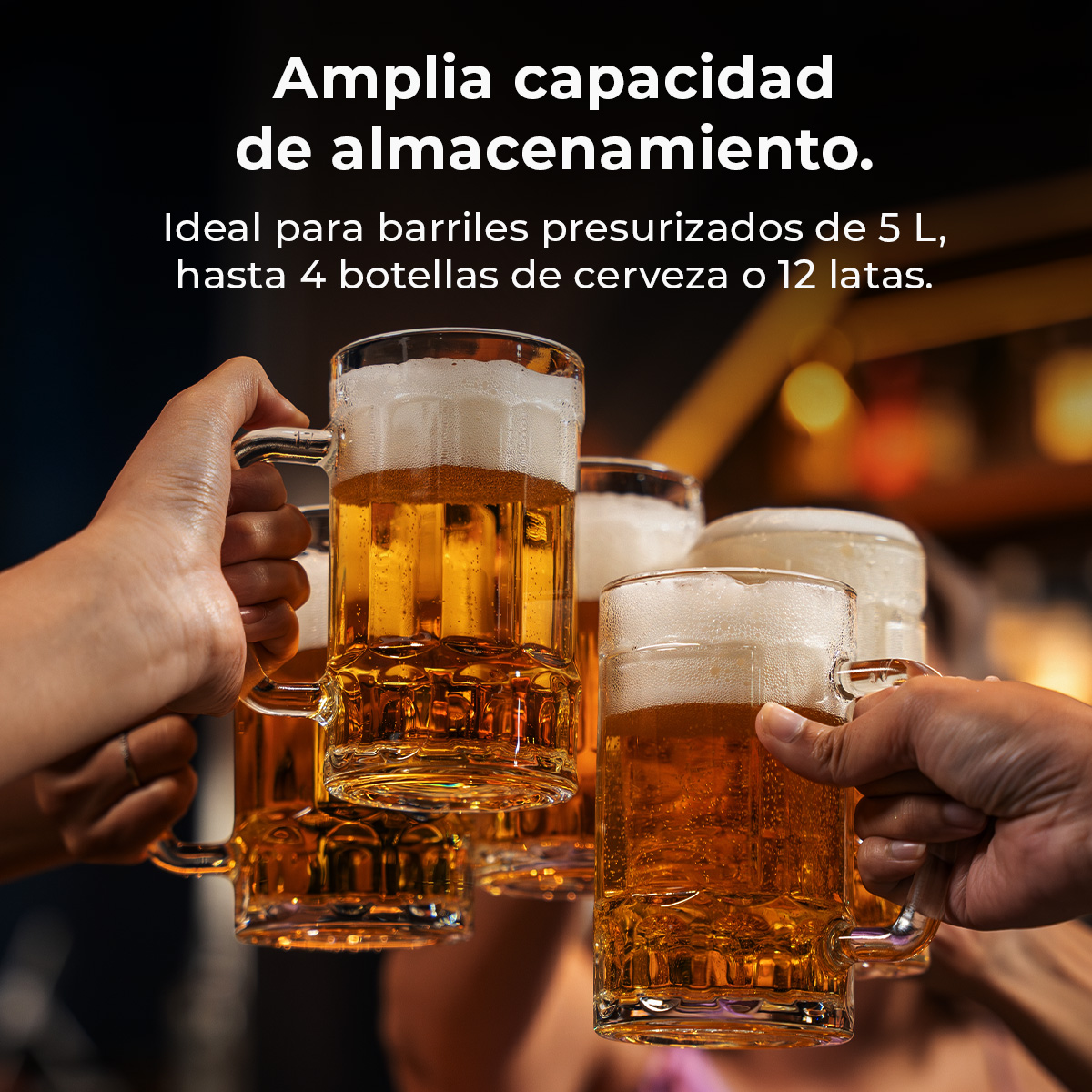 Manos sostienen jarras de cerveza con espuma. Gran capacidad.