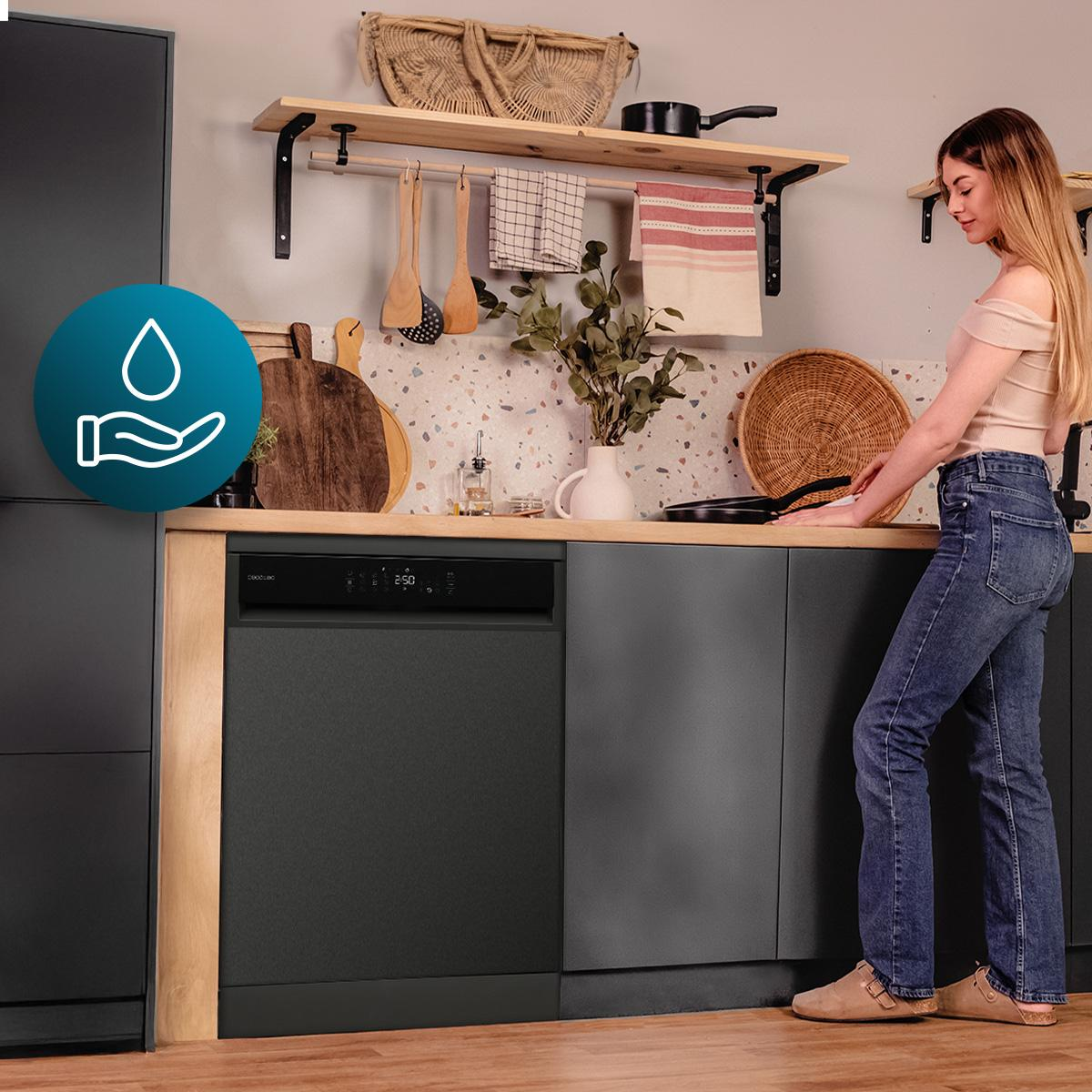 Una mujer con jeans y top sin hombros carga un lavavajillas en una cocina moderna.