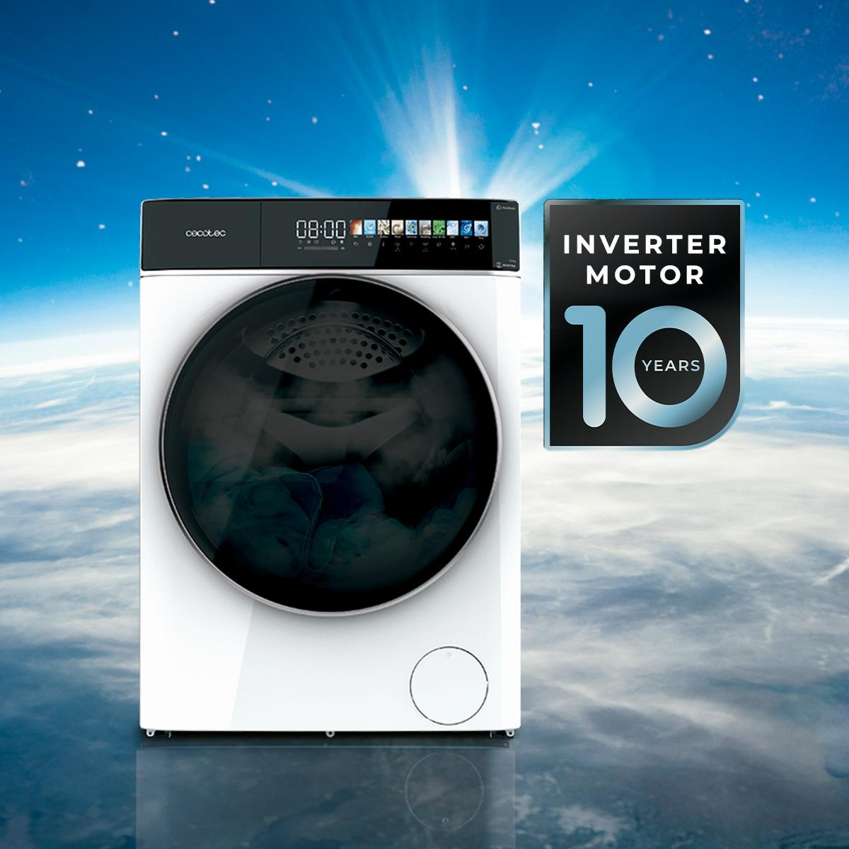 Lavadora blanca con pantalla digital y ropa dentro, sobre un cielo estrellado.