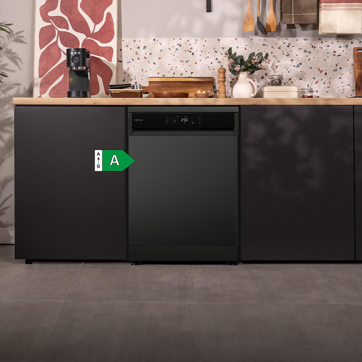 Un lavavajillas oscuro con etiqueta energética A en una cocina moderna.