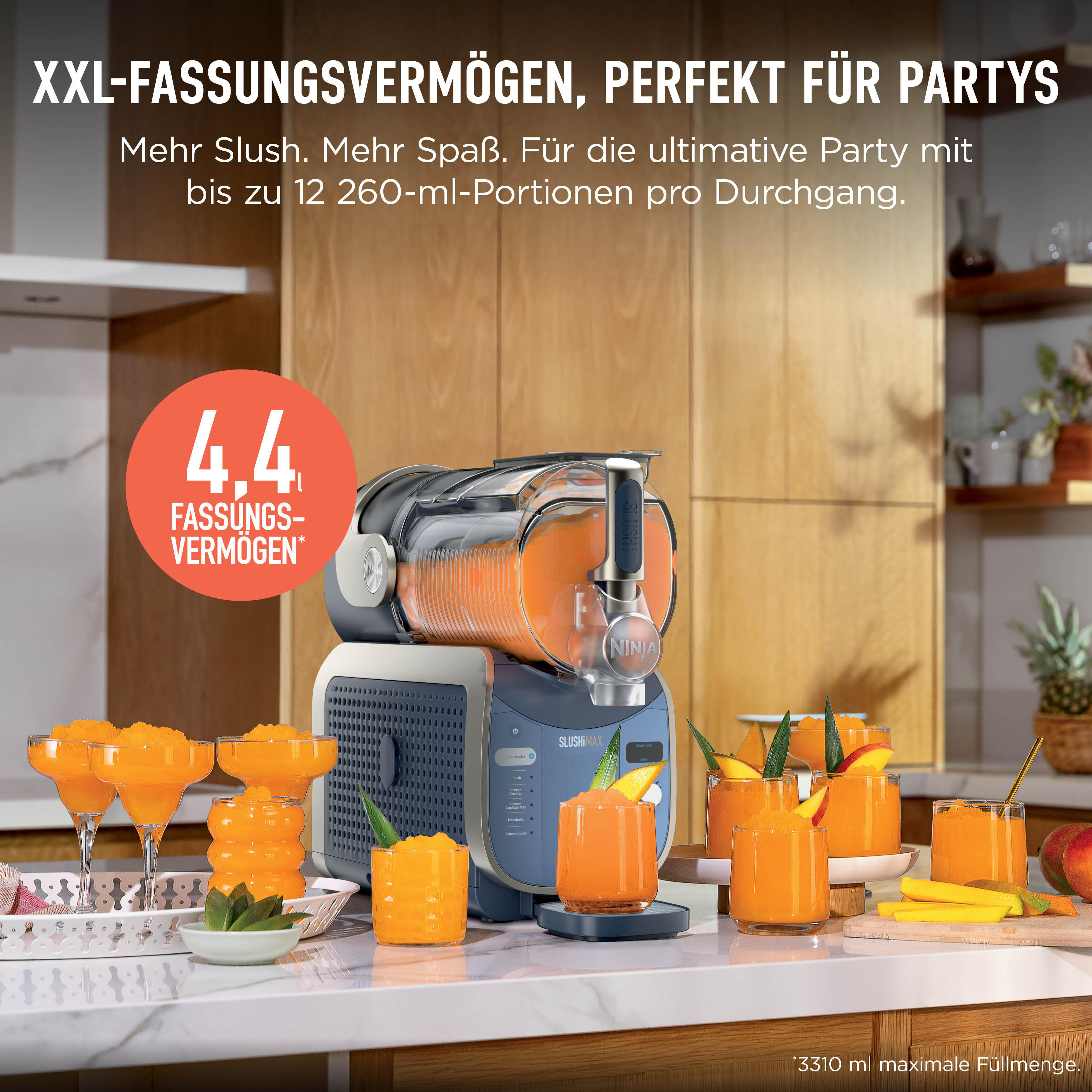 Ein Slush-Maker mit mehreren Gläsern mit Orangen-Slush. Hintergrund: Küche.