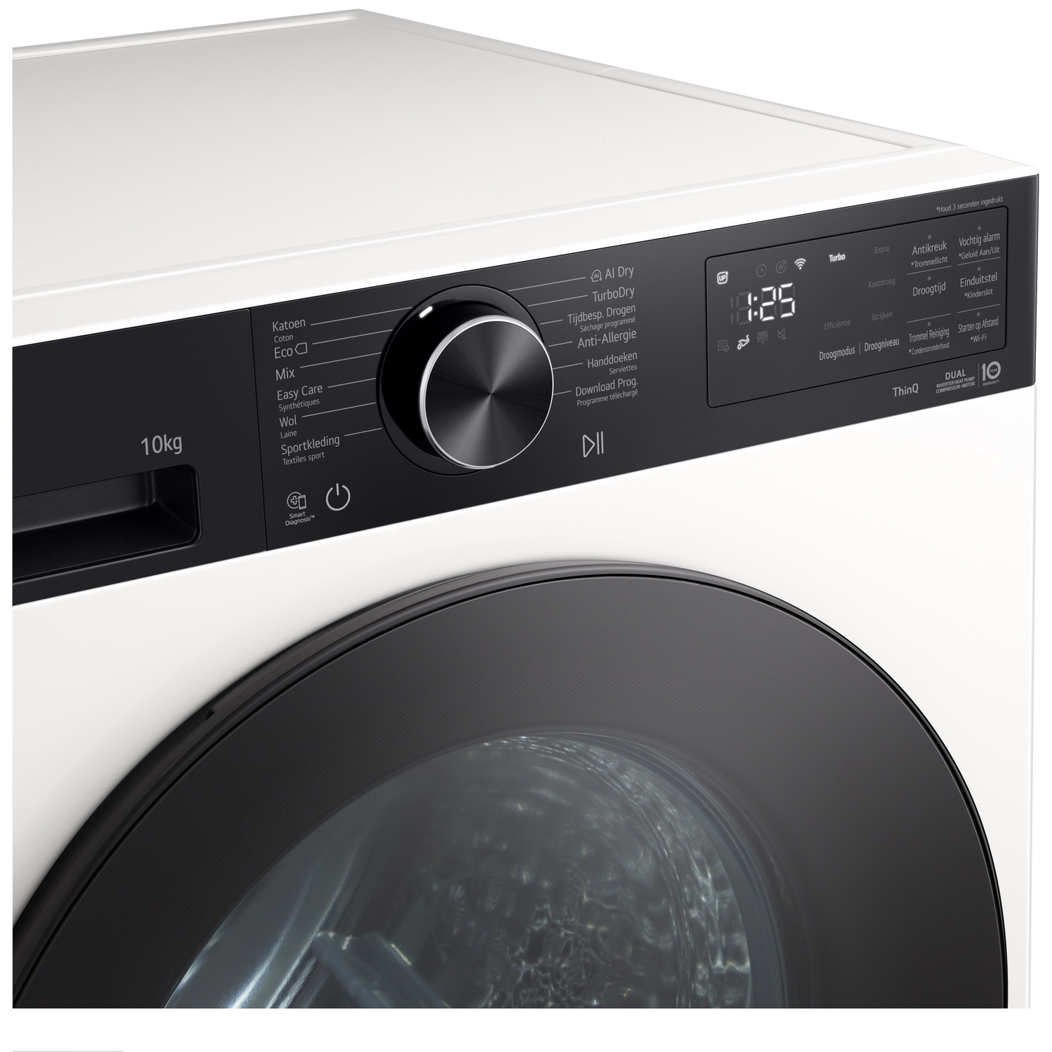 Een witte wasmachine met zwart bedieningspaneel en zilveren draaiknop.