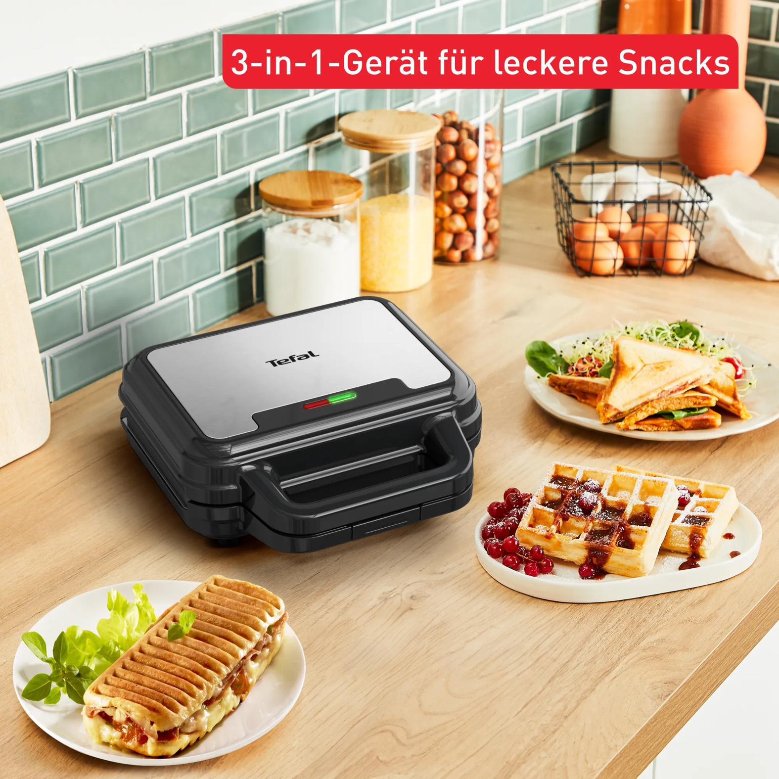 Ein Tefal Sandwichmaker mit Toast, Waffeln und Beeren auf einem Holztisch.