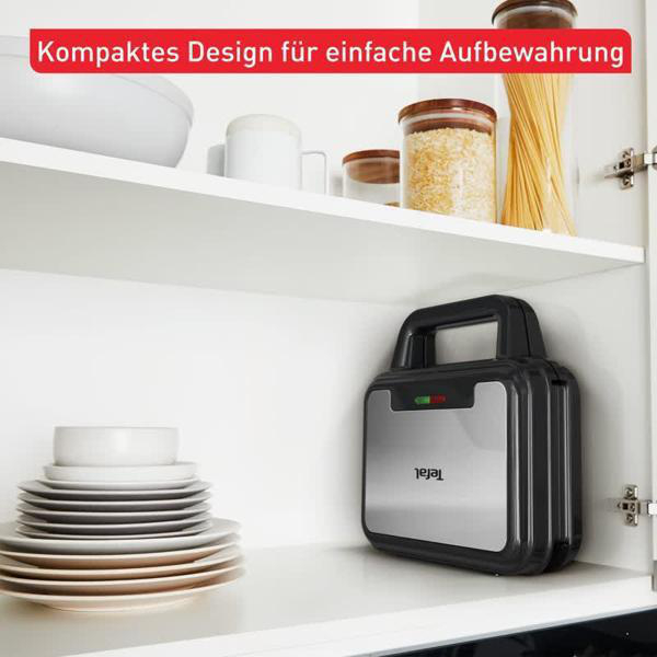 Ein kompakter Sandwichmaker steht auf einem Regal neben Tellern und Gläsern.