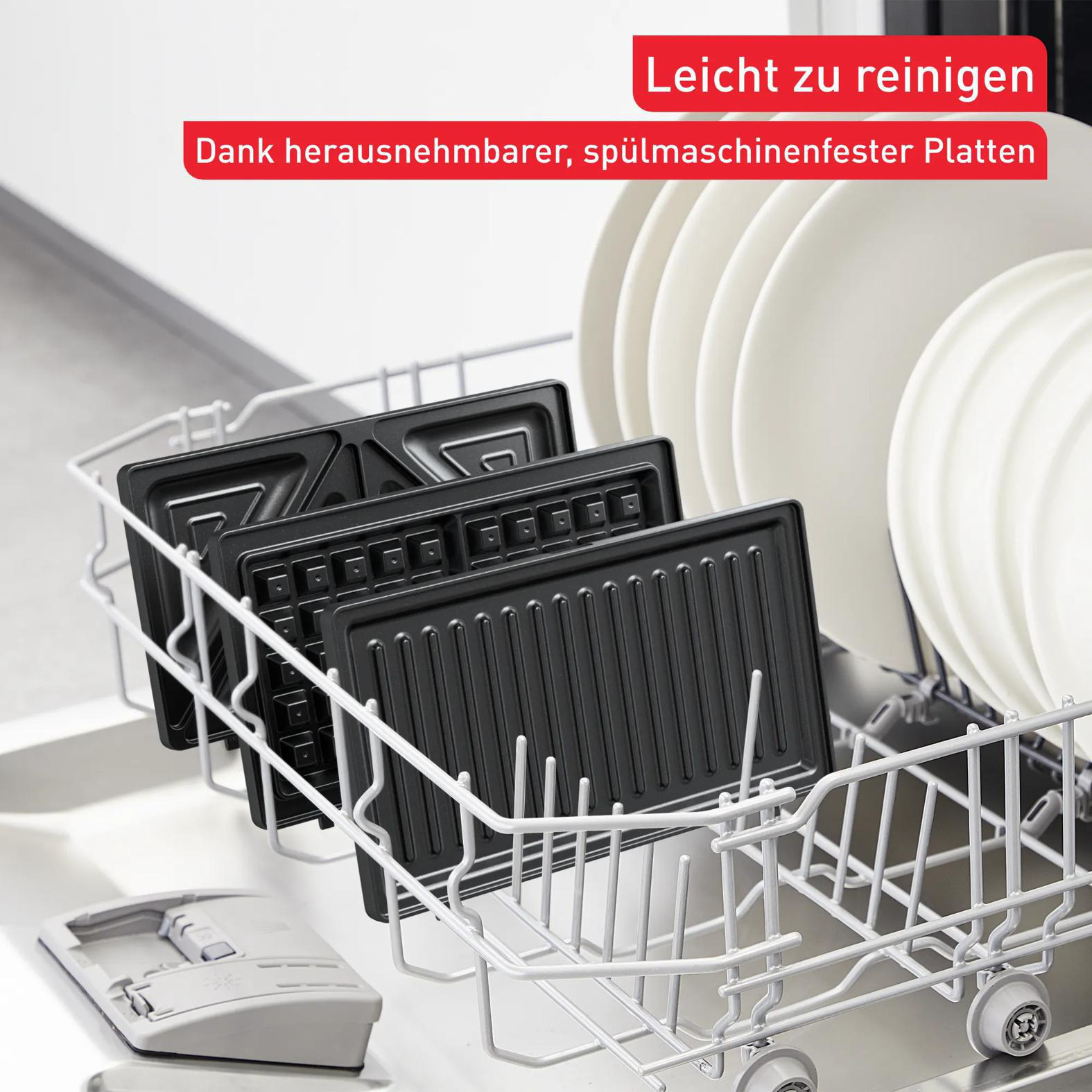 Schwarze Sandwichmaker-Platten in einem weißen Geschirrspüler-Korb neben Tellern.