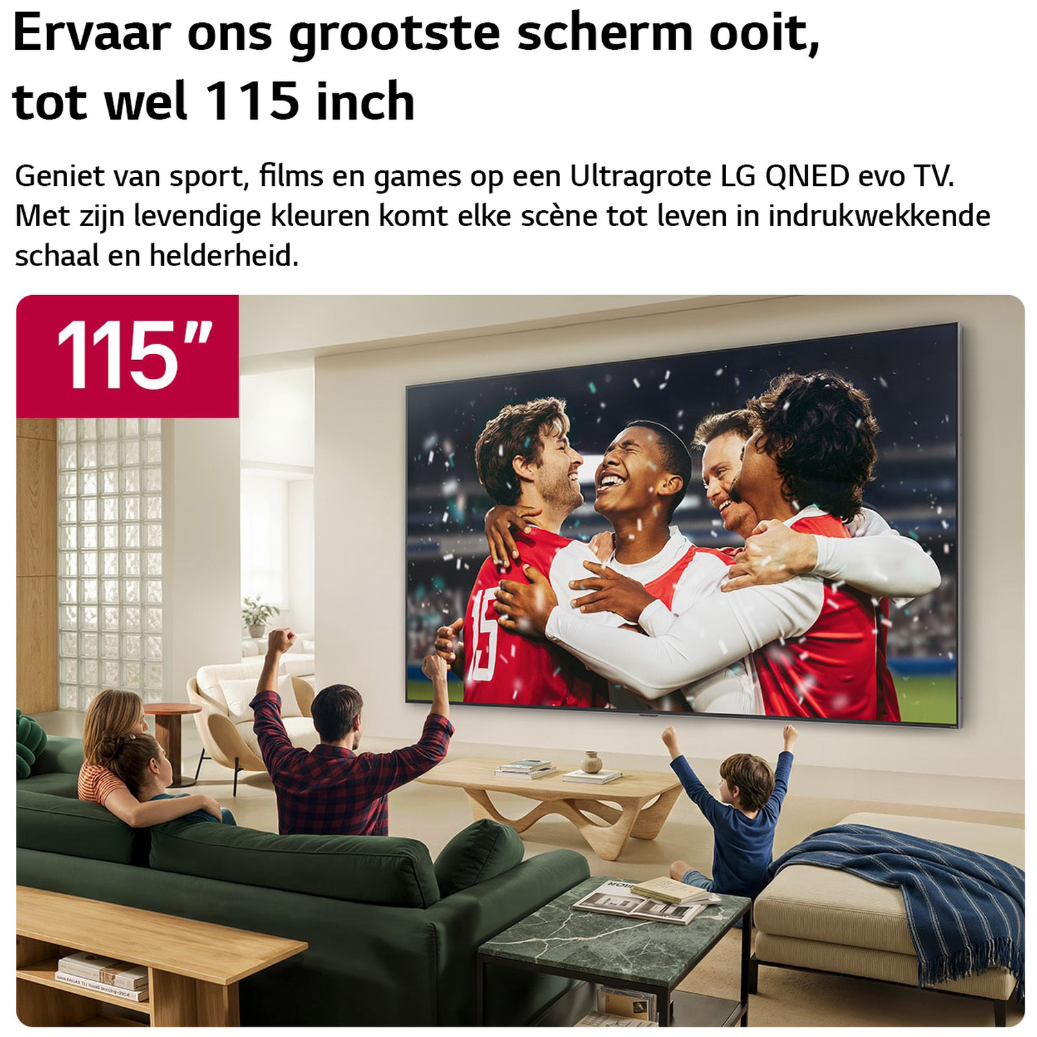 Familie kijkt naar 115-inch LG tv met juichende voetballers.