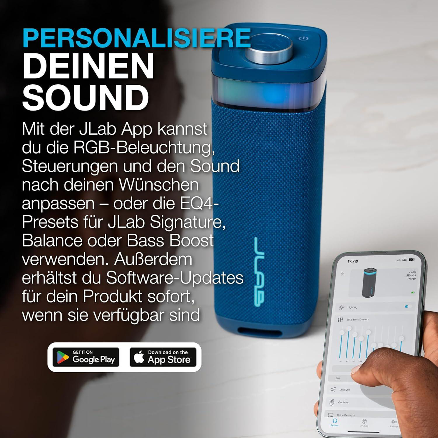 Blauer Lautsprecher mit RGB-Licht, daneben Smartphone mit JLab App.