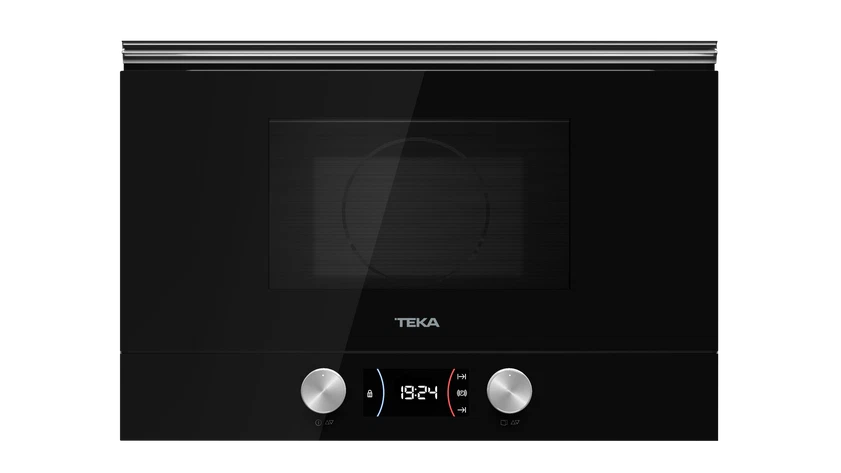 Un microondas negro con mandos plateados y pantalla digital.