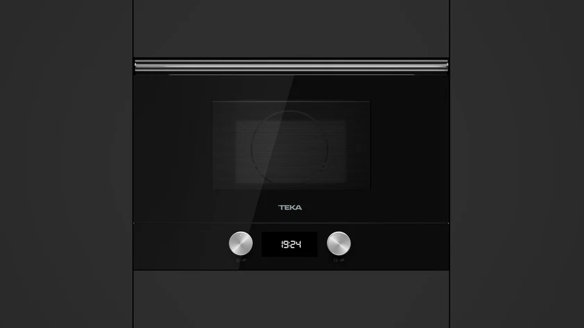 Un moderno microondas empotrado negro con pantalla digital.