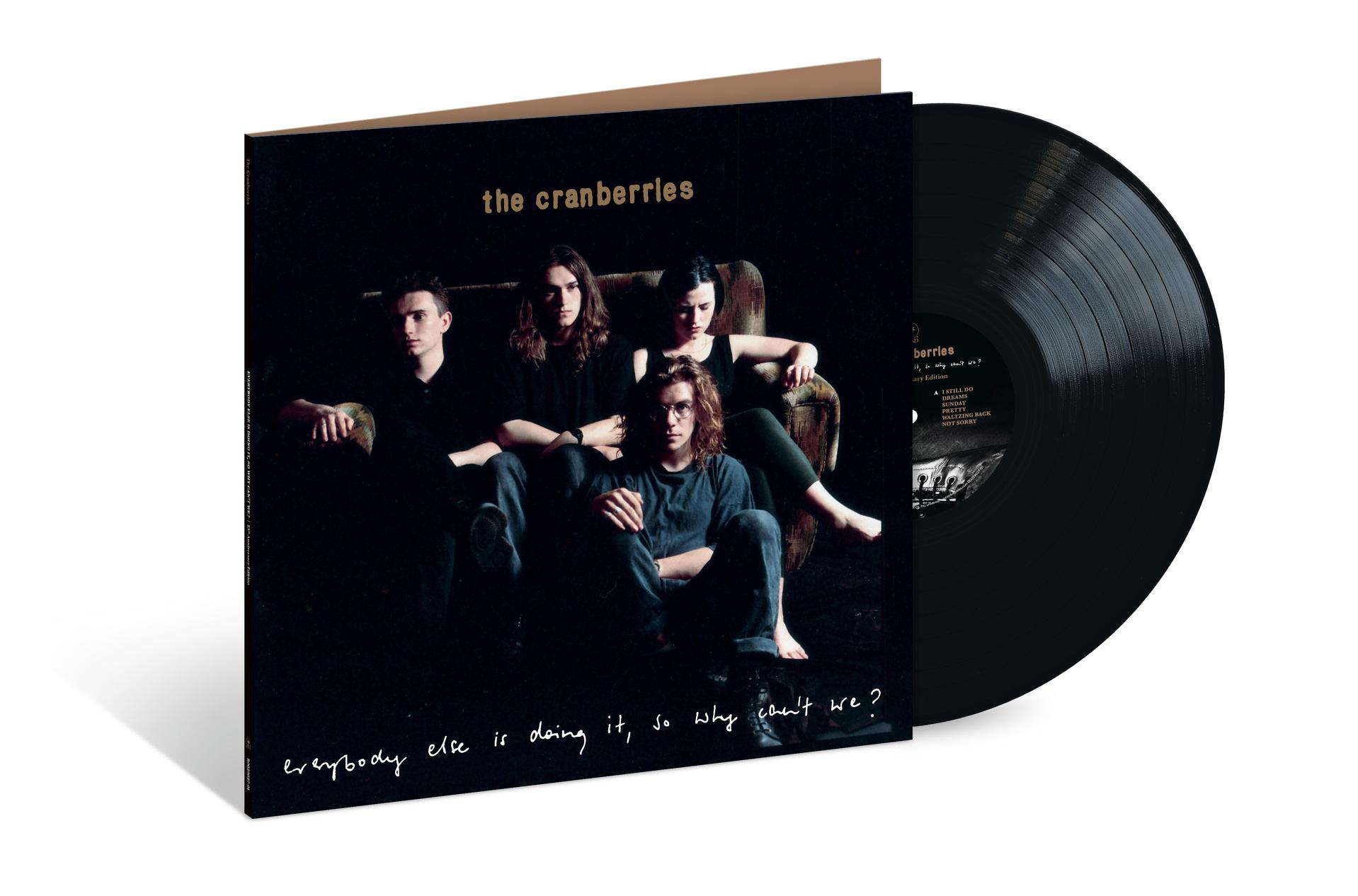 Das Cover des Albums von The Cranberries mit der Band auf einem Sofa. Eine Schallplatte liegt daneben.