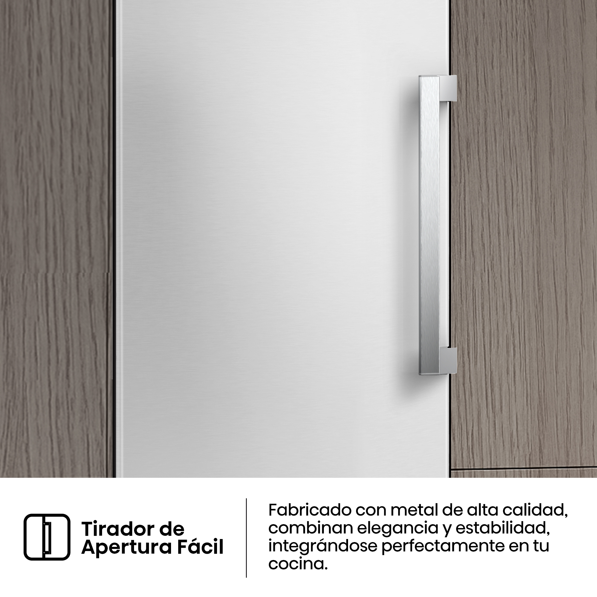 Un tirador plateado en un mueble con acabado de madera y metal cepillado.