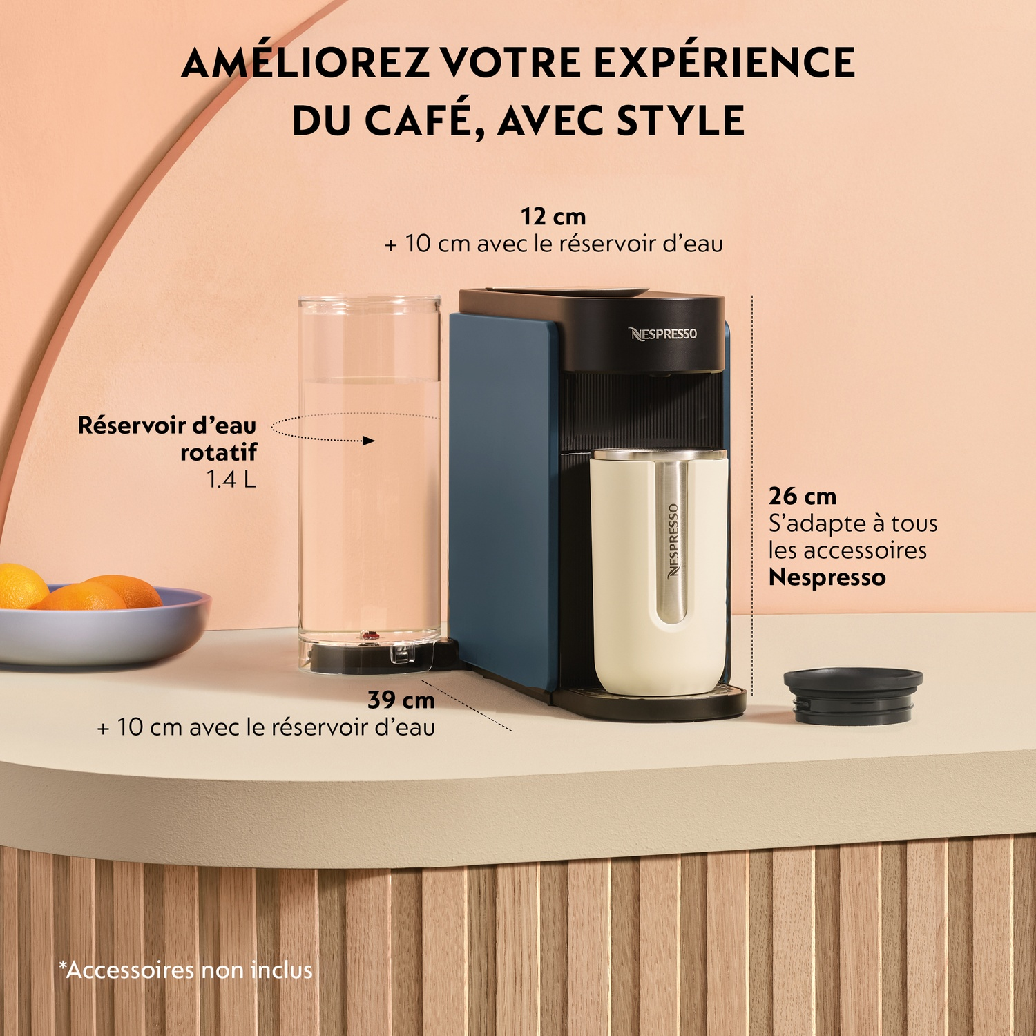 Une machine à café Nespresso avec un réservoir d'eau et une tasse à côté.