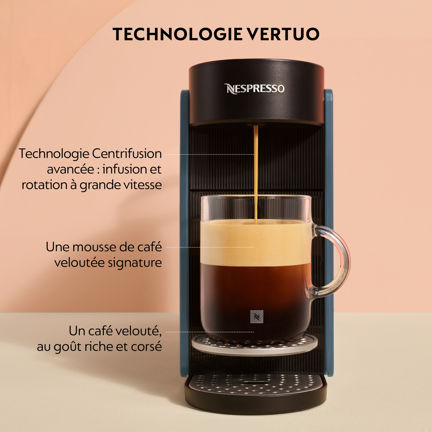 Une machine à café Nespresso Vertuo prépare du café dans une tasse en verre avec mousse.