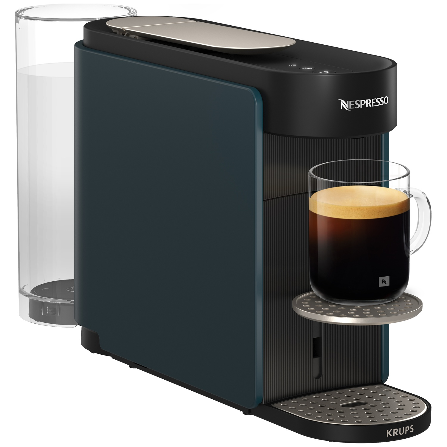 Donkerblauwe Nespresso koffiezetapparaat met glazen watertank en een kop koffie.