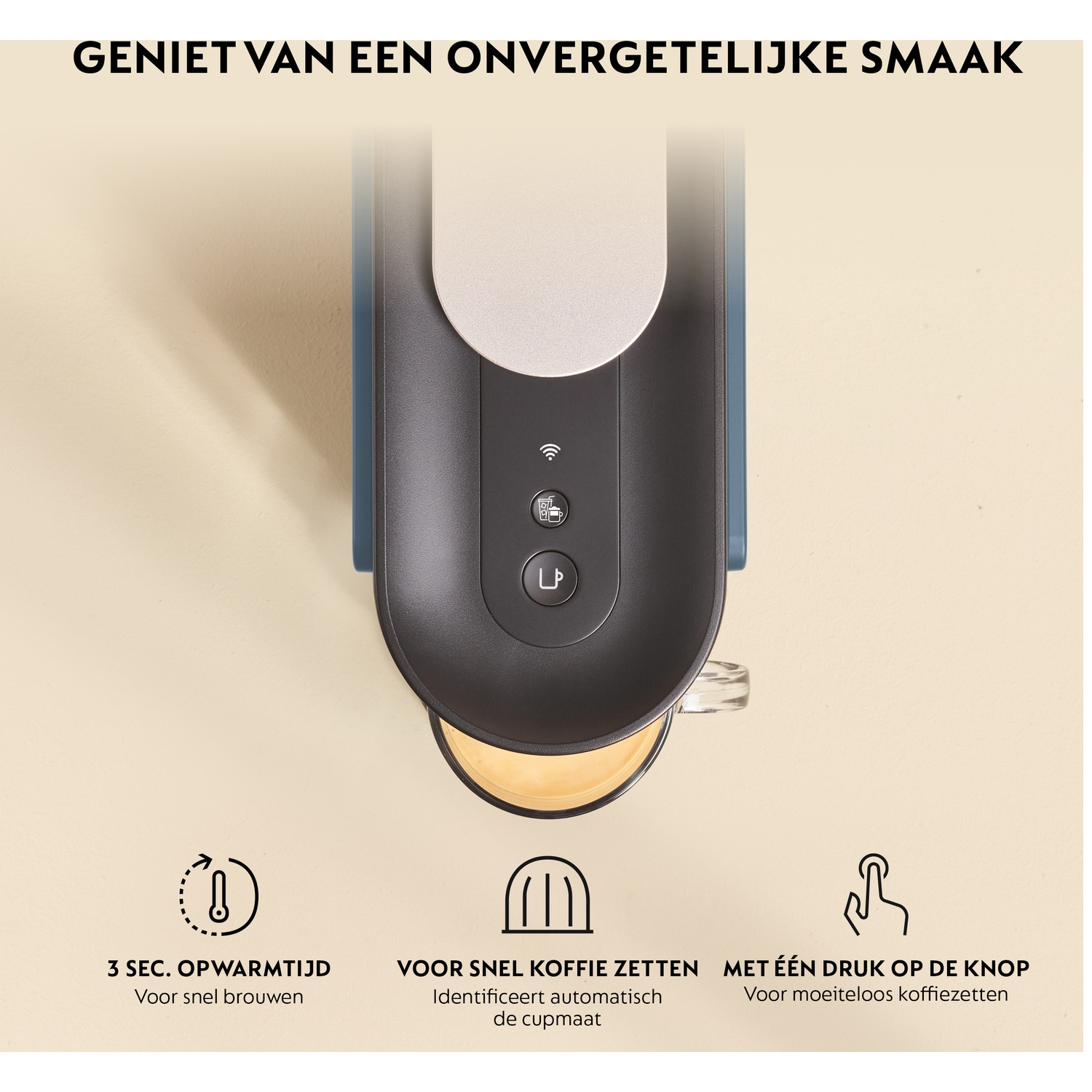Koffiezetapparaat zet koffie in een kop. Snelle opwarming en automatische cupdetectie.
