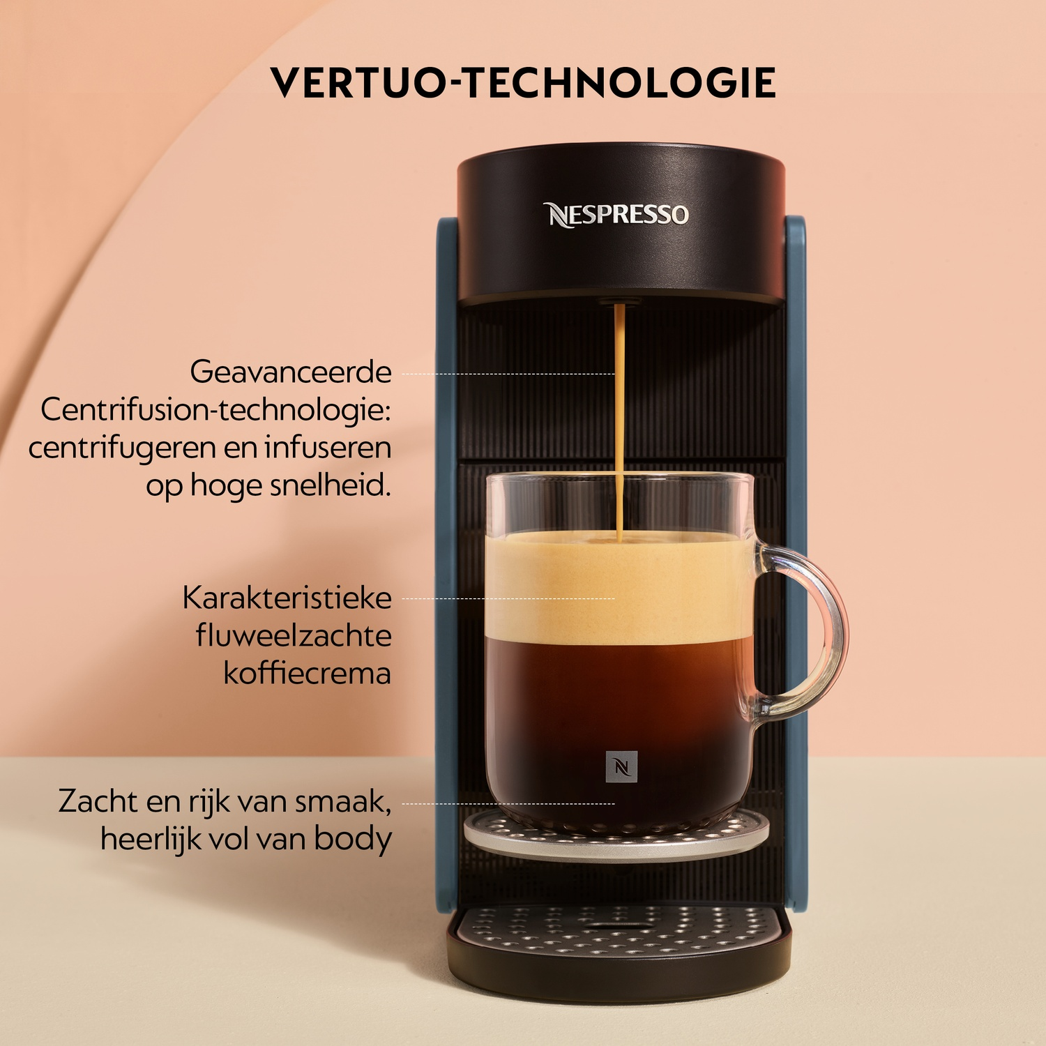 Een Nespresso Vertuo koffiemachine brouwt koffie met romig schuim in een glas.
