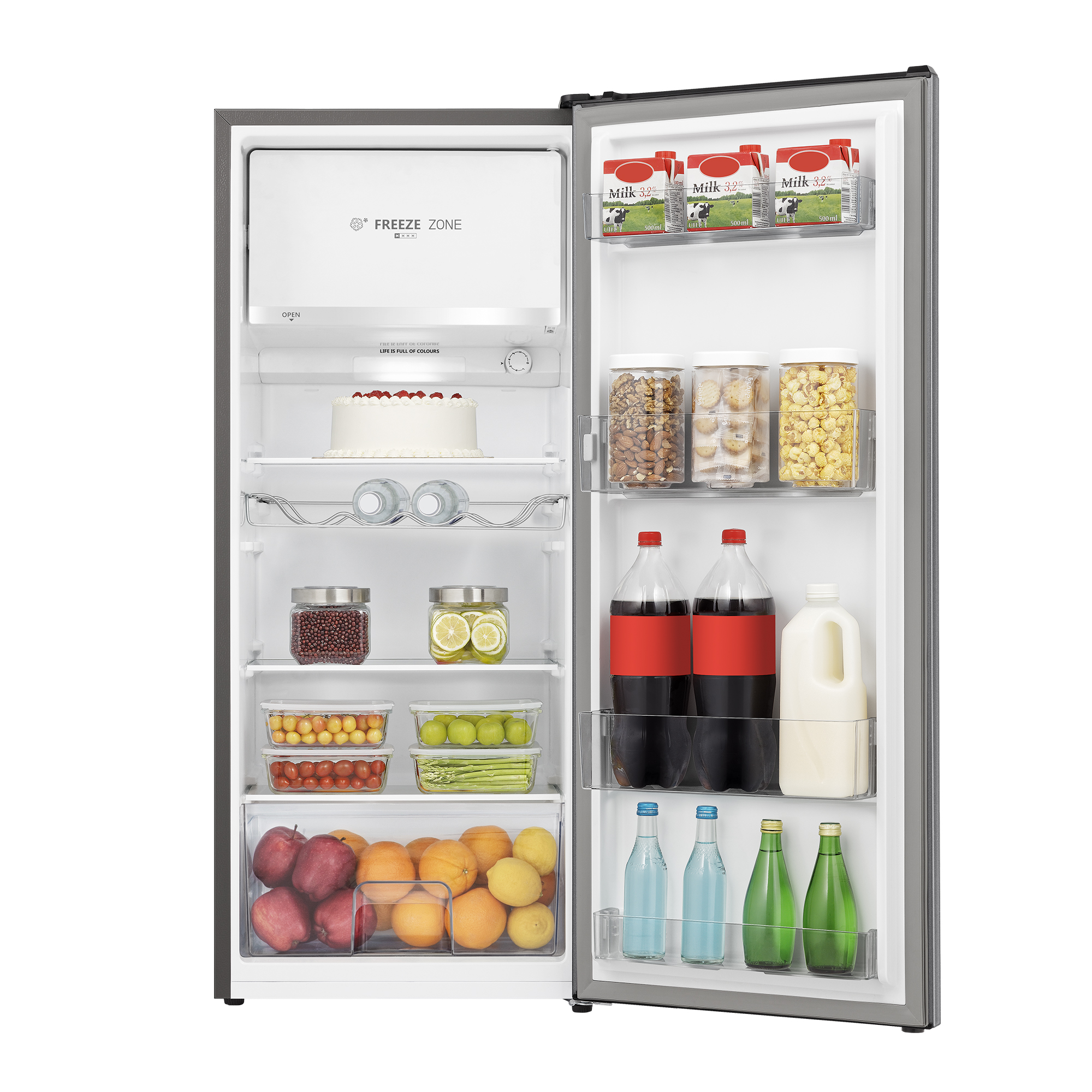 Refrigerador abierto con leche, pastel, frutas, verduras, refrescos y botellas de agua.