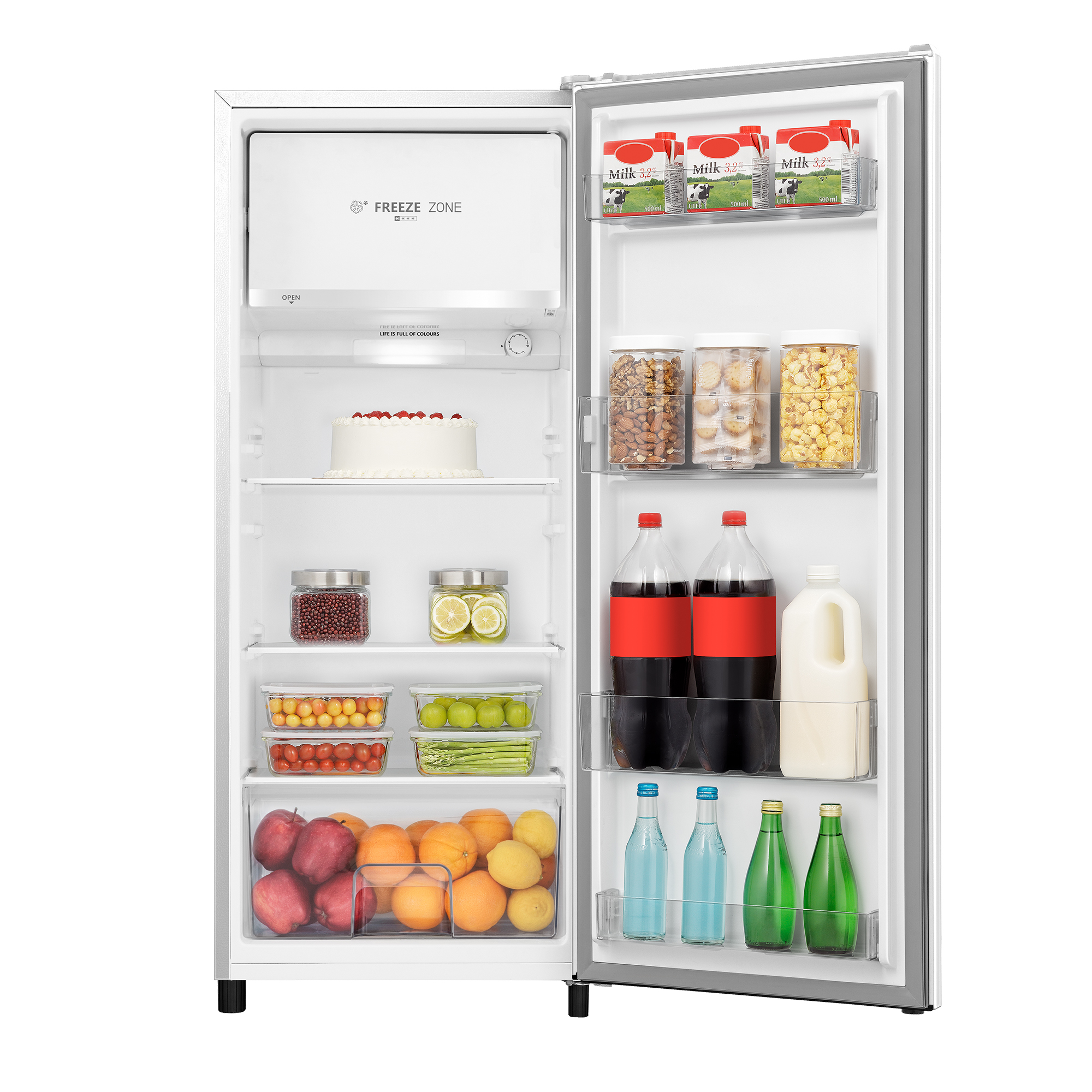 Un refrigerador abierto lleno de comida: pastel, frutas, verduras, bebidas y leche.