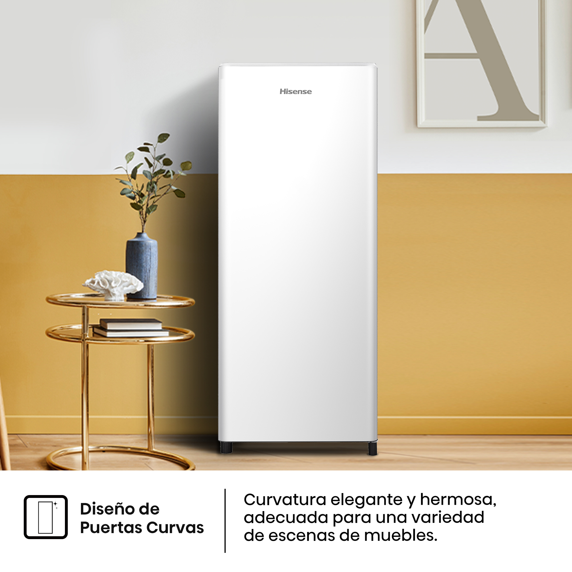 Una nevera Hisense blanca junto a una mesa auxiliar dorada con decoración.