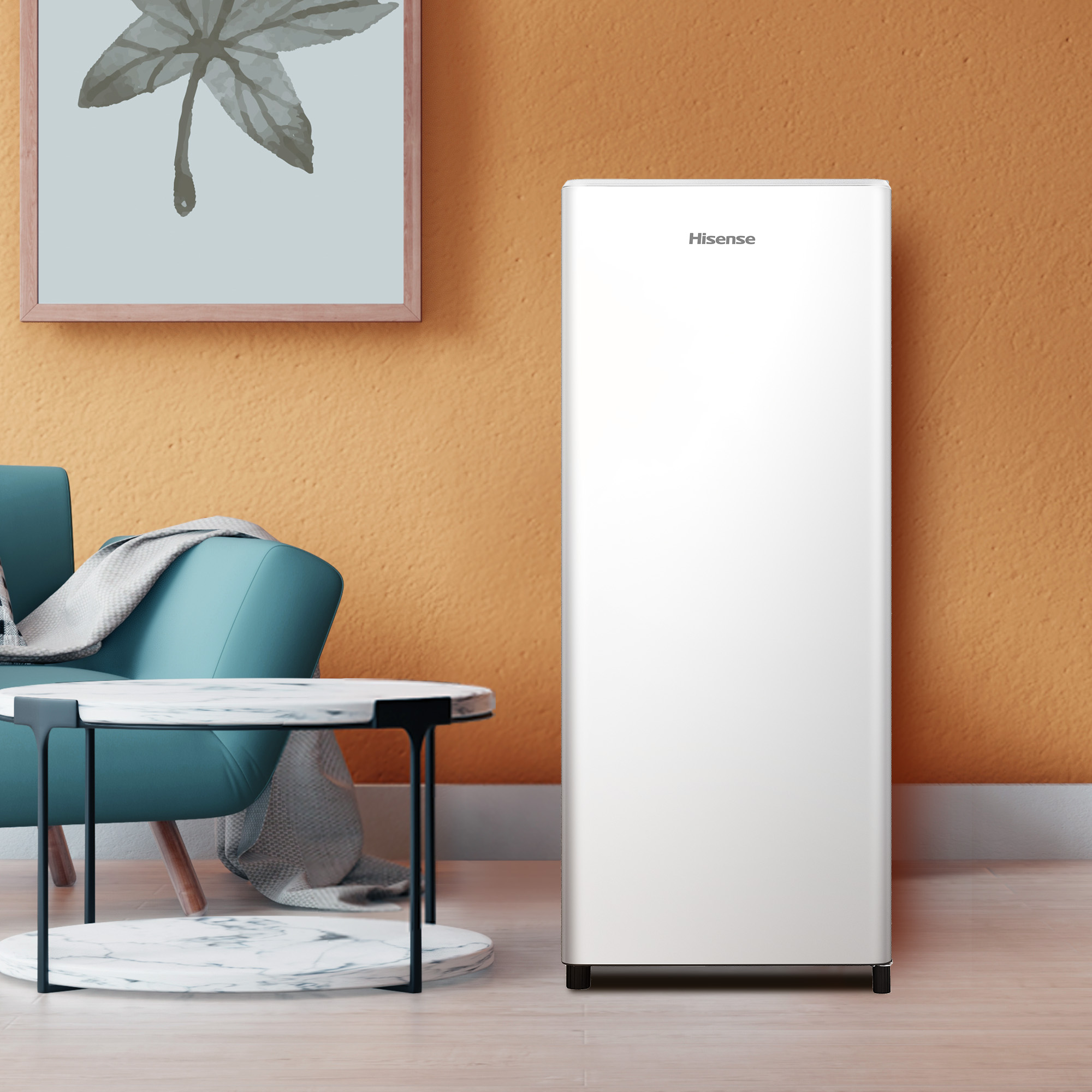 Un refrigerador Hisense blanco junto a un sillón turquesa y una mesa de centro de mármol.