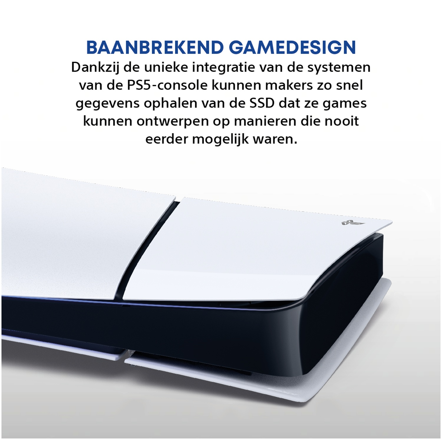 Een witte en zwarte PlayStation 5-console op lichte achtergrond.