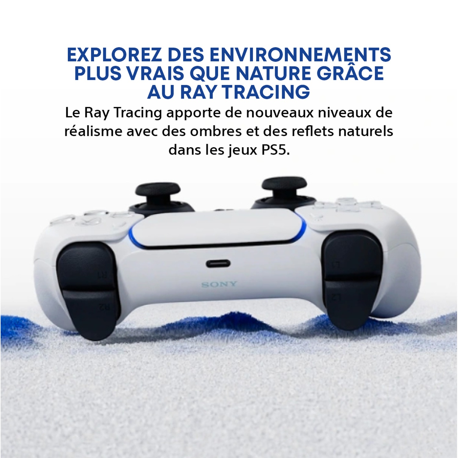 Une manette blanche PlayStation 5 repose sur du sable blanc avec des accents bleus.