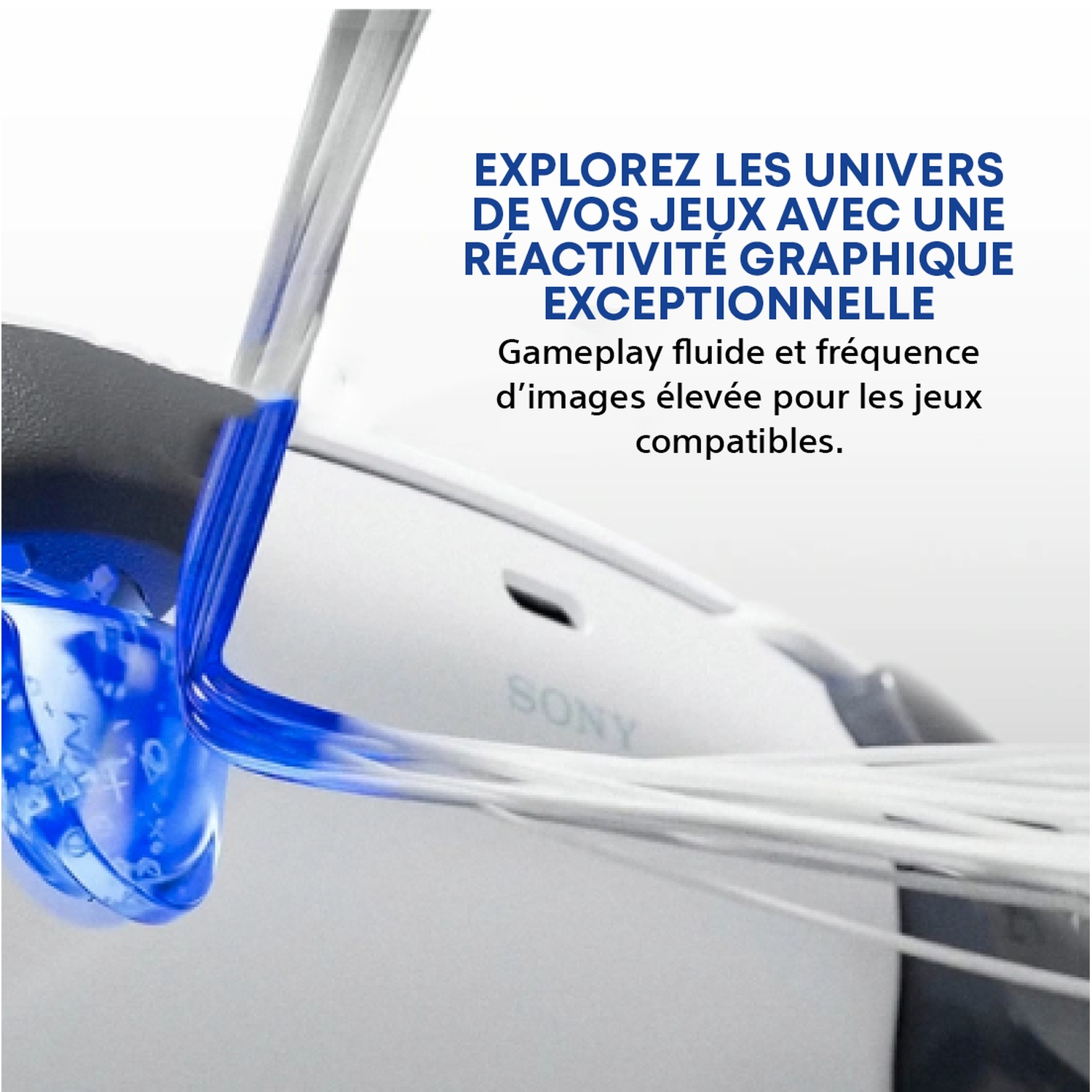 Gros plan d'une manette Sony blanche avec éclairage bleu et câbles.