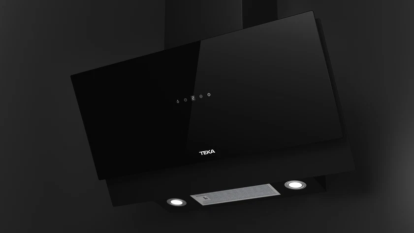 Moderna campana extractora negra con frente de cristal y panel táctil.