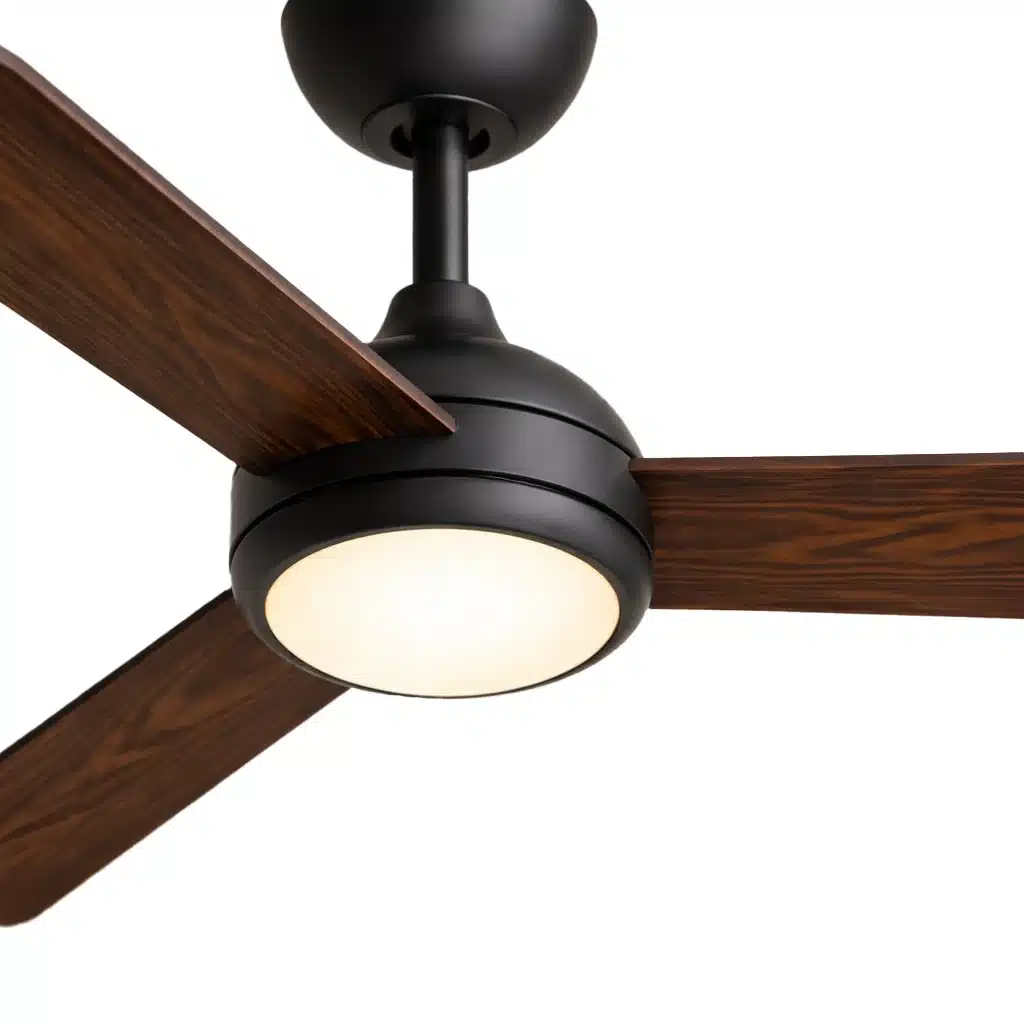 Ventilador de techo negro con aspas de madera y luz integrada.