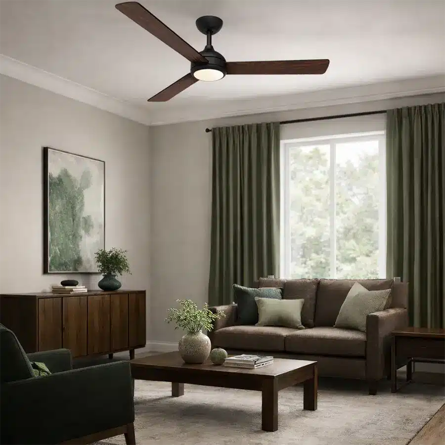 Una sala de estar con sofá marrón, mesa de madera, arte y ventilador de techo.