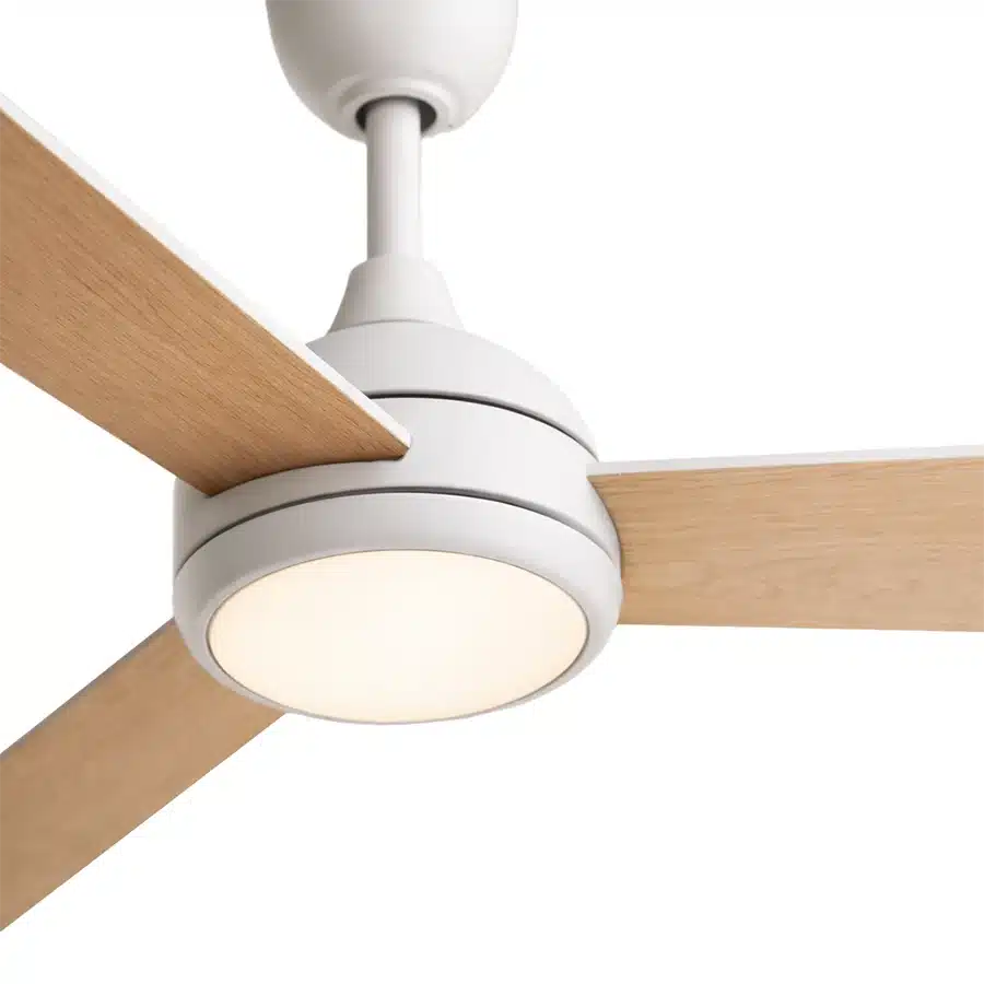 Un ventilador de techo blanco con aspas de madera y luz integrada.