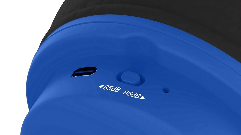 Superficie azul con etiqueta 85dB 95dB y un botón.