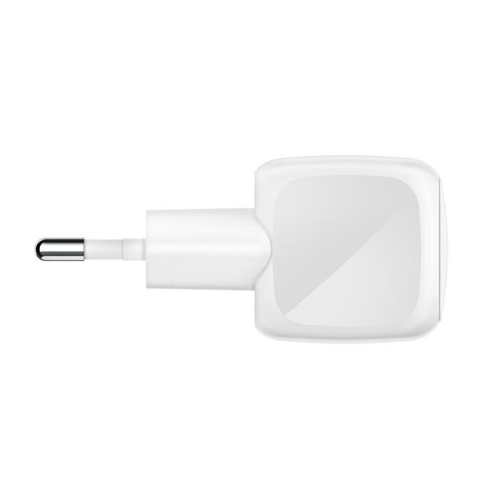 Adaptador de corriente blanco con dos clavijas planas.