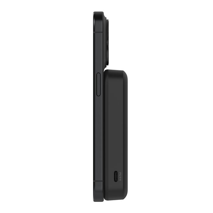 Un smartphone negro con un paquete de baterías negro acoplado, visto de lado.