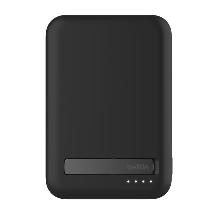 Una batería externa rectangular negra con esquinas redondeadas y logo de Belkin.