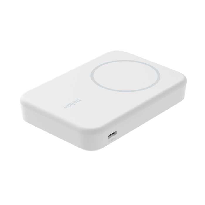 Un cargador blanco Belkin con un círculo de carga.