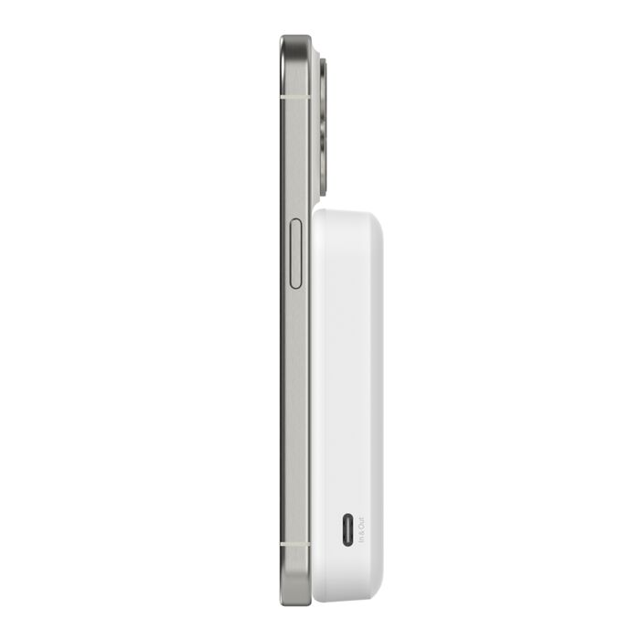 Una batería externa blanca está unida al costado de un teléfono inteligente plateado.