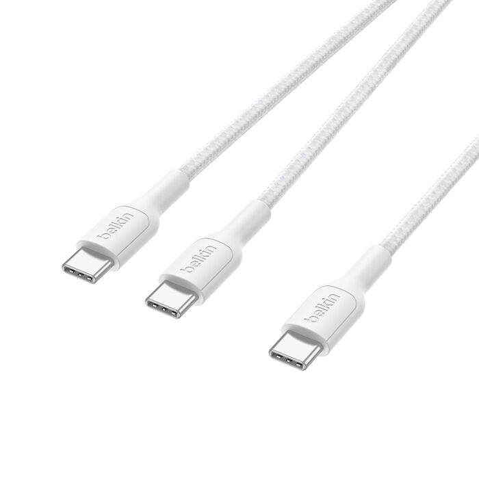 Tres cables USB-C blancos de Belkin dispuestos sobre fondo blanco.