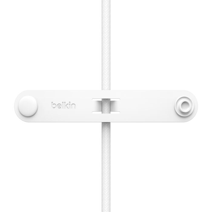 Un soporte de cable Belkin blanco con un cable blanco pasante.