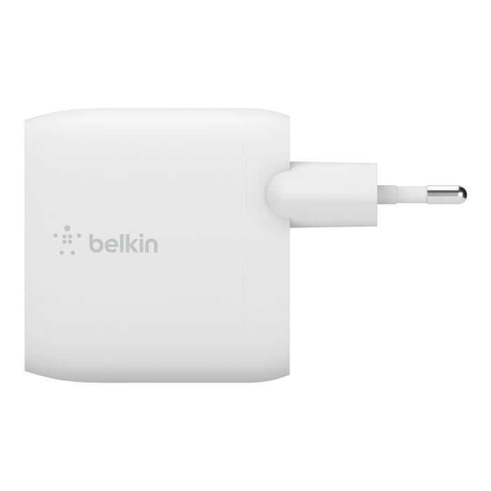 Un adaptador de corriente Belkin blanco con dos clavijas plateadas.