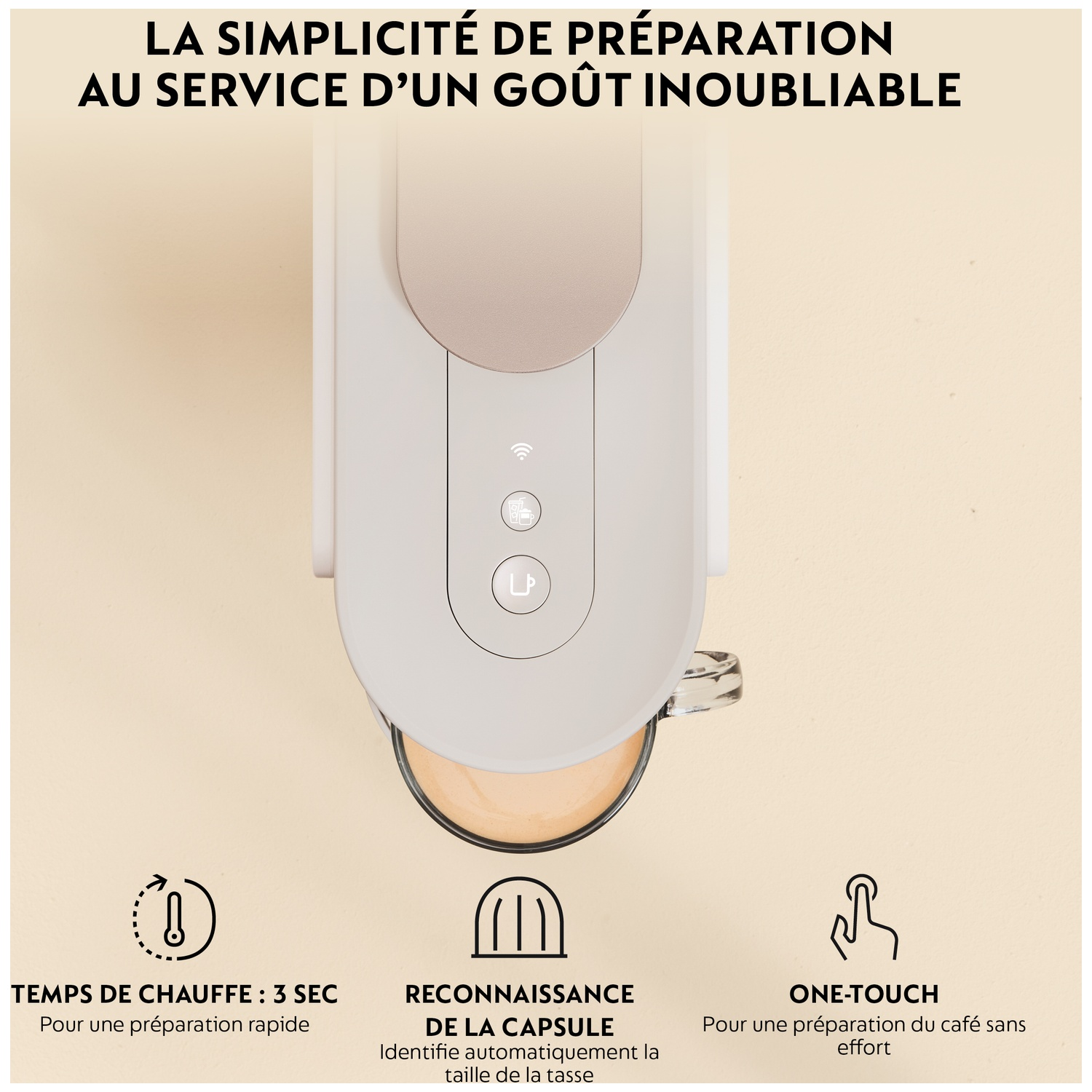 Une machine à café prépare du café dans une tasse. Caractéristiques : 3 sec. préchauffage, reconnaissance de capsule, une touche.