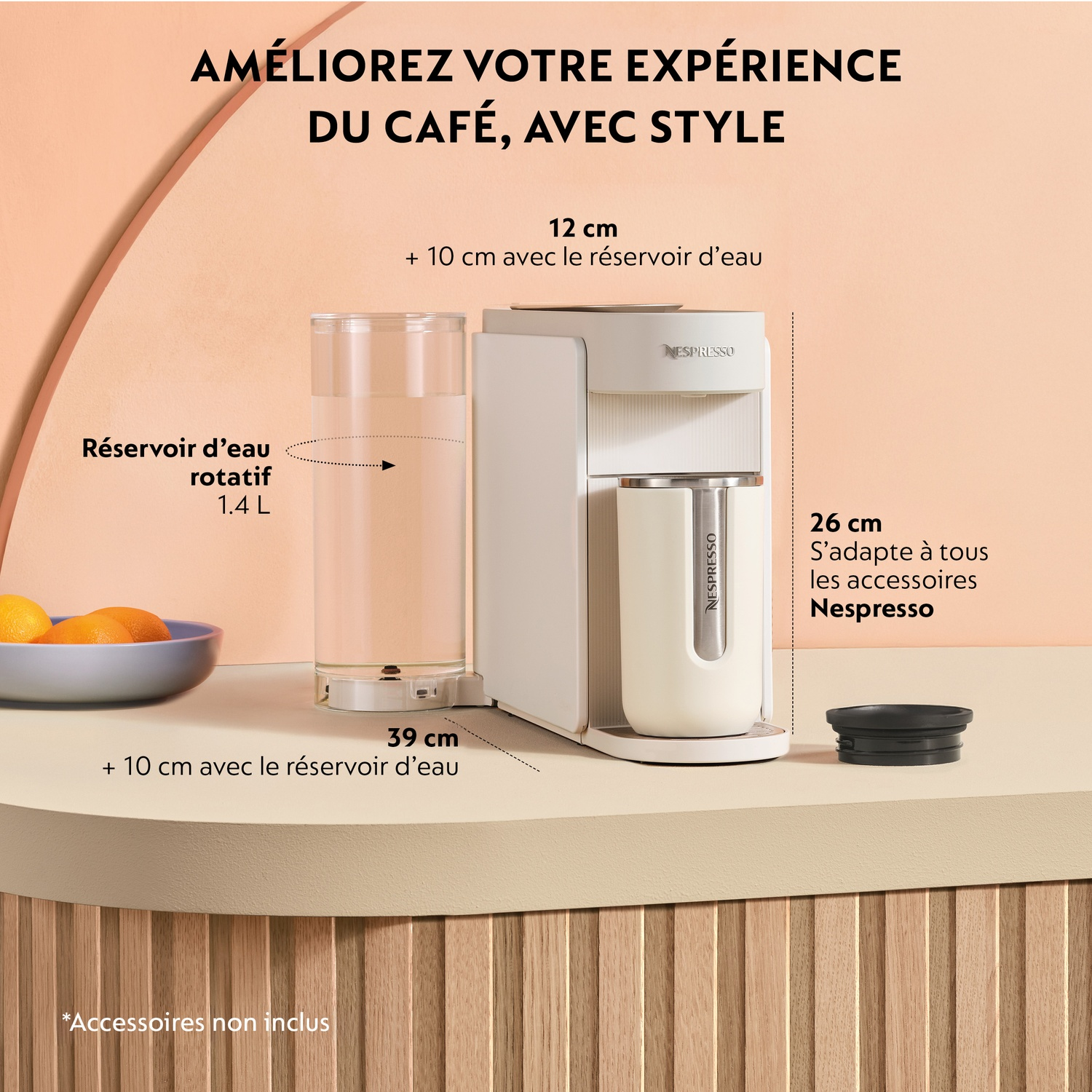 Machine à café Nespresso blanche avec réservoir d'eau et tasse. Texte détaille dimensions et capacité.