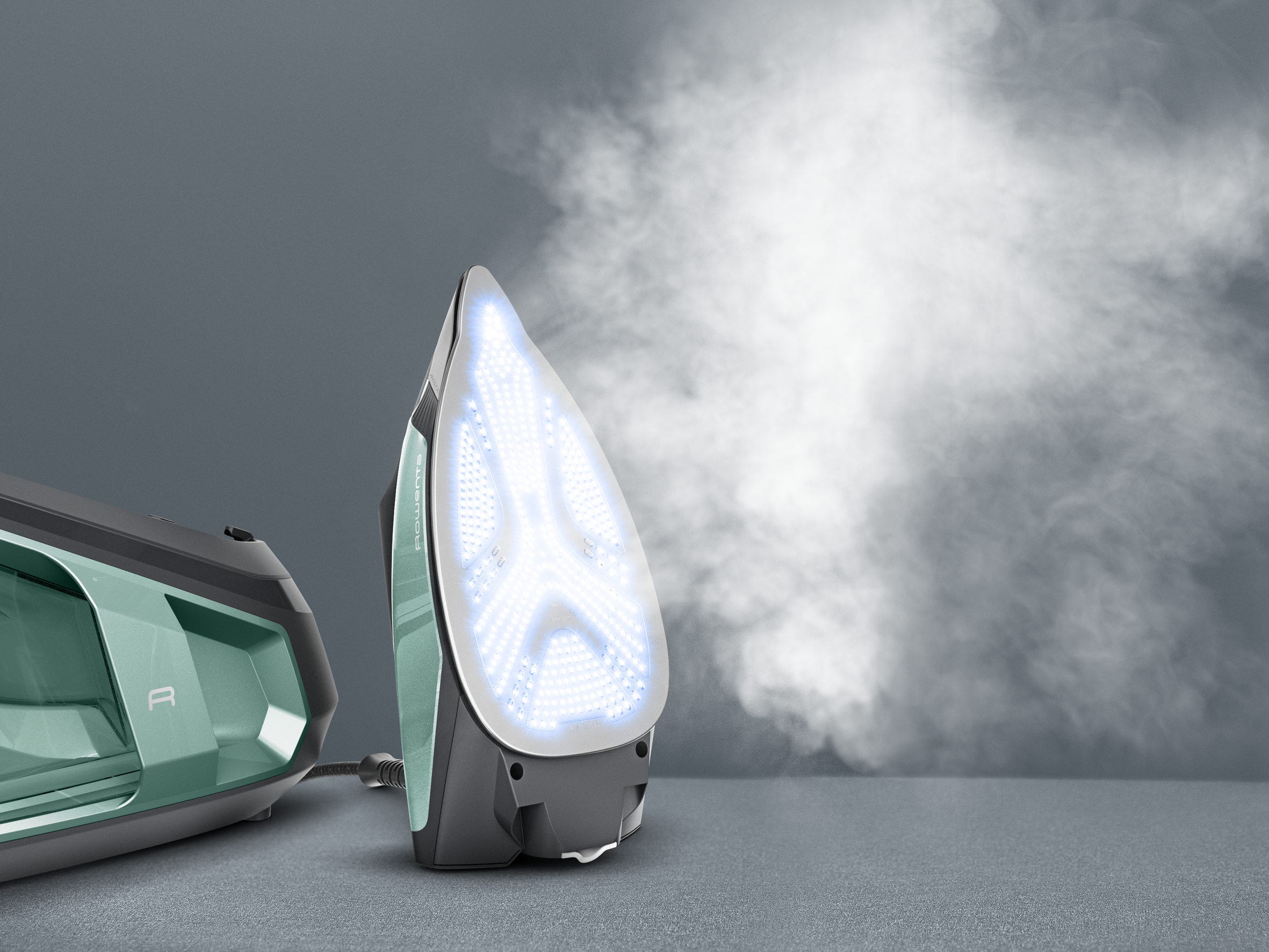 Una plancha de vapor con luces azules y vapor, junto a un depósito de agua.