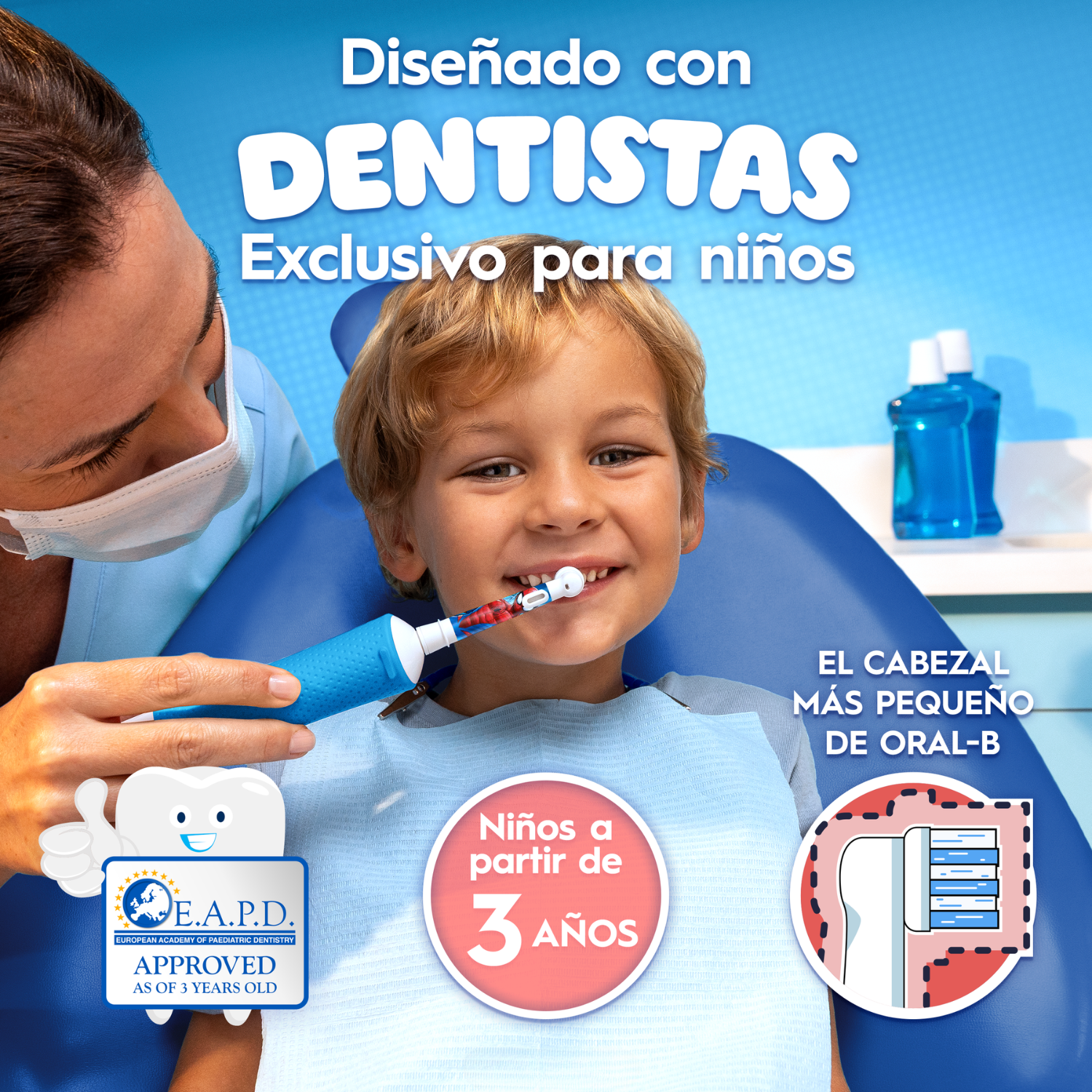 Un dentista cepilla los dientes de un niño con un cepillo eléctrico.