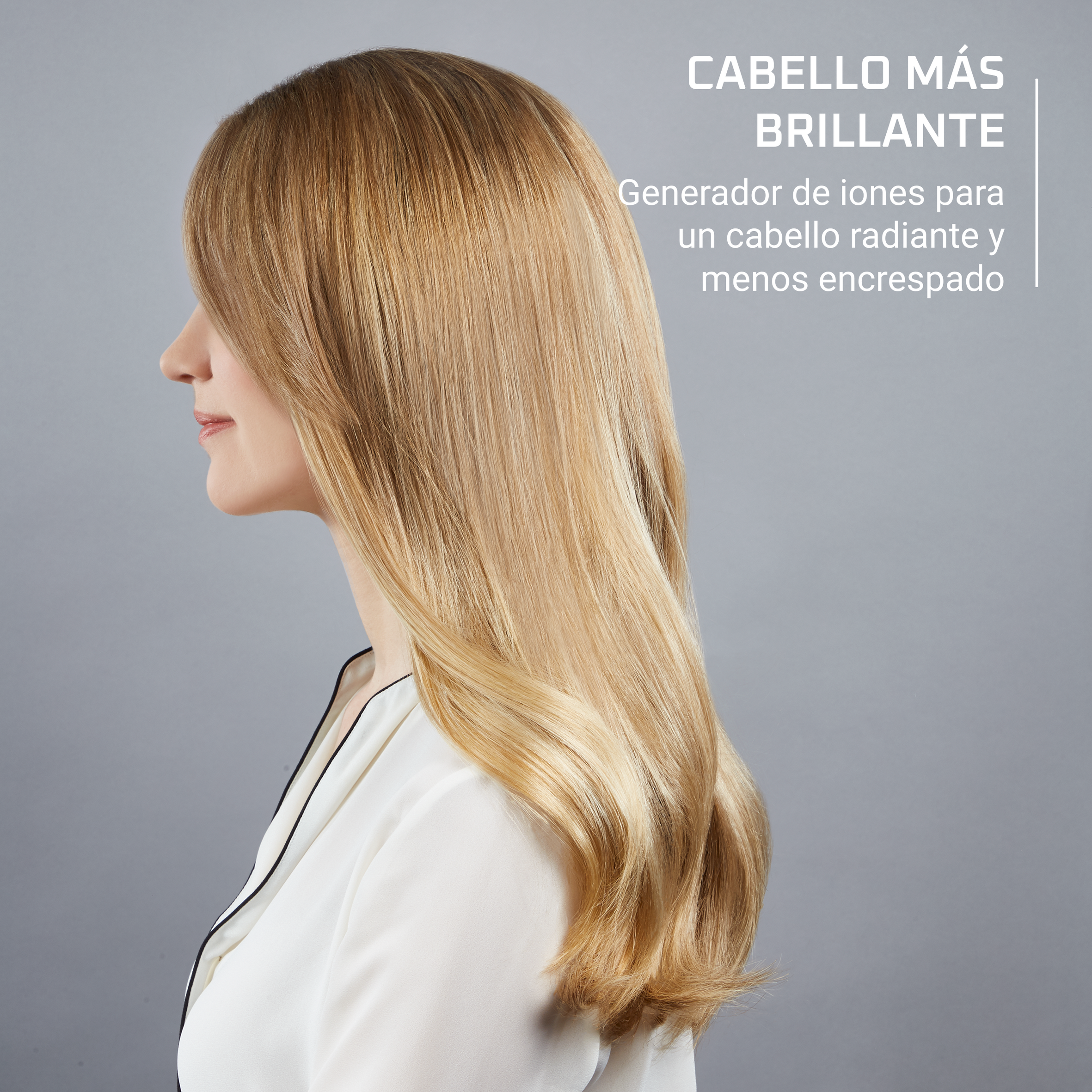 Mujer con cabello rubio brillante y ropa blanca, vista de perfil.